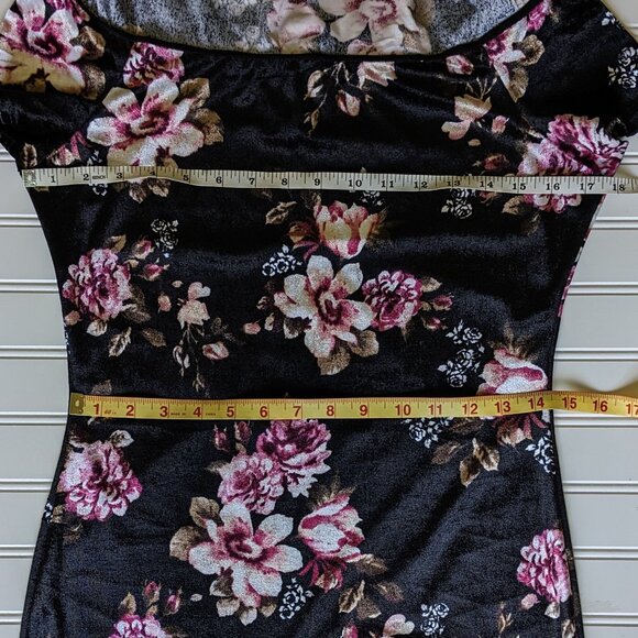 Vintage Seduction Off-the-Shoulder Floral Velvet Dress - Picture 9 of 11